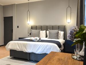 The Hilton Junction Hotel客房内的一张或多张床位