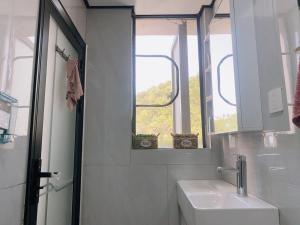 贵阳Space Sharing Station的带水槽和窗户的浴室