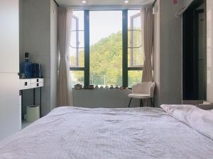 Space Sharing Station客房内的一张或多张床位