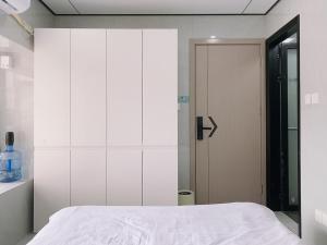 Space Sharing Station客房内的一张或多张床位