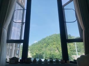 山景或在民宿看到的山景