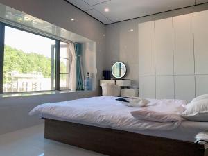 Space Sharing Station客房内的一张或多张床位