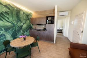 a kitchen and dining room with a table and chairs at Residence Alesi in Malcesine