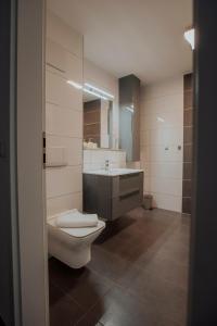 a bathroom with a toilet and a sink at Meerblick 8 - zwischen Haven und Meer in Wilhelmshaven