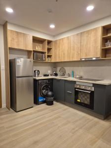 una cocina con frigorífico de acero inoxidable y lavavajillas en Houze 507, en Asunción