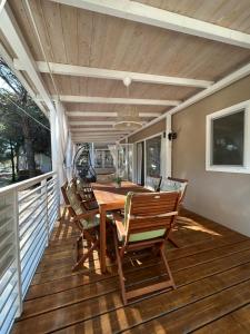 eine Terrasse mit einem Holztisch und Stühlen in der Unterkunft Mobile home Jezera Murter Comfort in Jezera + 30 Fotos