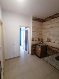 Dahab Hills Villa Resort في دهب: غرفة مع غرفة نوم بها سرير وطاولة +5 صور