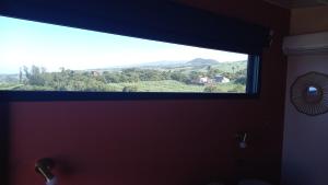 Vista generica sulle montagne o vista sulle montagne dall'interno del bed & breakfast