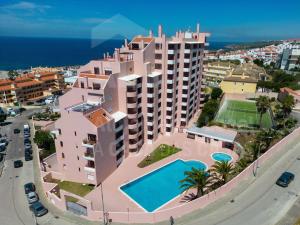 Vista aérea del edificio de apartamentos con piscina. en Casa de S Sebastiao by ACasaDasCAsas, en Ericeira