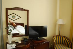 TV a/nebo společenská místnost v ubytování Grand Hotel Viljandi