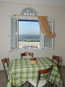 a dining room table with a view of the ocean at Veranta Me Thea in Agios Ioannis