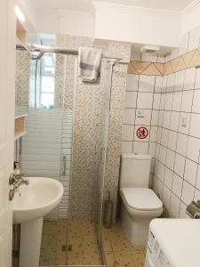 een badkamer met toilet, wastafel en douche bij Καινούριο Ανεξάρτητο Διαμέρισμα in Nafplio