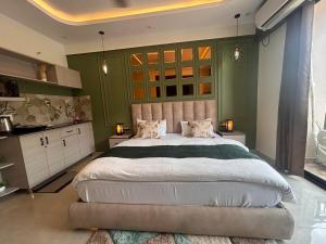Up in the Clouds Omaxe Hazratganj客房内的一张或多张床位