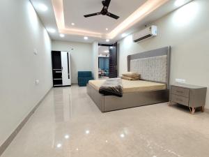 a bedroom with a bed and a ceiling fan at Homlee-Virasat 3BHK Flat Central DEL-Lift-Parking in New Delhi