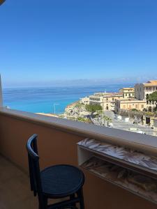 トロペアにあるSapore Di Sale Accommodation Tropeaの海の景色を望むバルコニー(椅子付)
