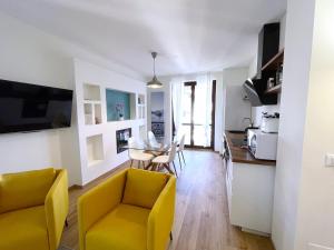 Kuchyňa alebo kuchynka v ubytovaní LovingStresa 2 brand new apartment