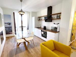 Kuchyňa alebo kuchynka v ubytovaní LovingStresa 2 brand new apartment + 28 fotografií
