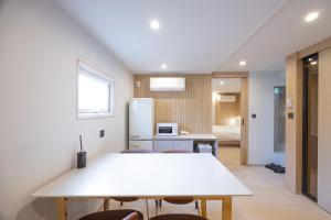 Kuchyň nebo kuchyňský kout v ubytování Hotel BELLUS