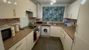 Kuchyň nebo kuchyňský kout v ubytování New Modern 3-Bed Home FREE Parki