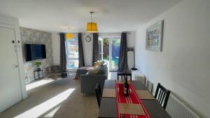 TV a/nebo společenská místnost v ubytování New Modern 3-Bed Home FREE Parki