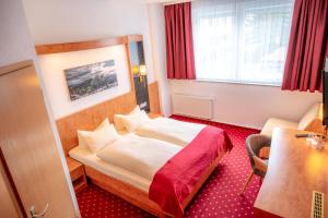 Rúm í herbergi á AaRa Hotel