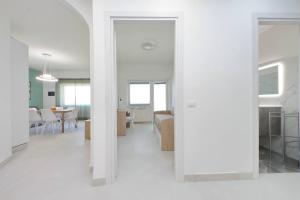 ローマにあるAttico di Design a Garbatella con Vista San Pietroの白い部屋(リビングルーム、ダイニングルーム付) +8枚の写真
