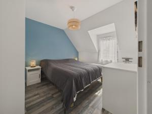 une chambre avec un lit et un mur bleu dans l'établissement Maison pour 4 avec jardin a 500m de la plage, à Piriac-sur-Mer