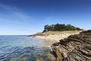 - une plage avec une rive rocheuse et l'océan dans l'établissement Maison pour 4 avec jardin a 500m de la plage, à Piriac-sur-Mer 12 autres photos