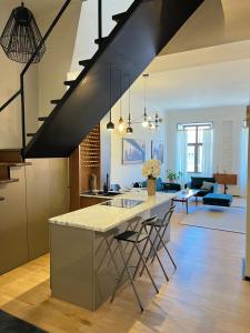 クルジュ・ナポカにあるCentral Luxury Apartamentのキッチン、リビングルーム(大きな階段付) +9枚の写真