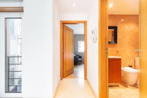 Koupelna v ubytování Exquisite Townhouse for up to 8 in Lisbon City Center + 43 fotografií