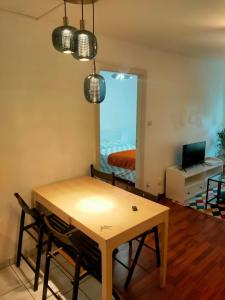 jadalnia ze stołem i sypialnia w obiekcie Charmant appartement au centre w Strasburgu