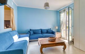 Χώρος καθιστικού στο 2 Bedroom Awesome Home In Cipressa