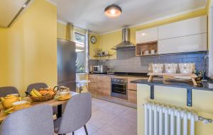 Η κουζίνα ή μικρή κουζίνα στο 2 Bedroom Awesome Home In Cipressa