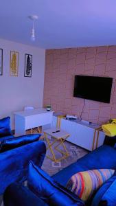 TV a/nebo společenská místnost v ubytování PureHaven Homes ruiru kamakis