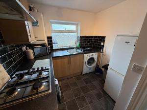 Dapur atau dapur kecil di Resi-Lets Large 3-bed 1st floor apartment, Blyth, Northumberland