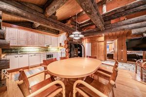 eine Küche und ein Esszimmer mit Tisch und Stühlen in der Unterkunft Charming Cottage Levi in Levi