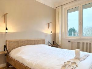 Una cama blanca en una habitación con ventana. en Magnifique maison prox Lille - 4chb 2sdb, en Lambersart 24 fotos más