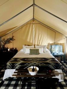 Voodi või voodid majutusasutuse Colorado Getaways in this Lovely Safari Tent on Working Sheep Farm in Longmont toas