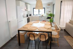 a kitchen with a table and chairs in a room at Appartement moderne au centre ville in Strasbourg