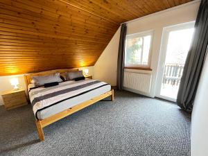 Ένα ή περισσότερα κρεβάτια σε δωμάτιο στο Villa Lili Apartments +51 φωτογραφίες