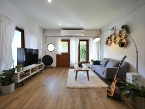 バンコクにあるBangkok Central Pet-Friendly Private 3BR Houseのソファとテレビのあるリビングルーム