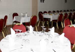 Restaurace v ubytování Hotel Los Barruecos by Croma
