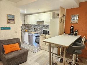 Η κουζίνα ή μικρή κουζίνα στο Havre de paix à deux pas du centre ville et de la plage +9 φωτογραφίες