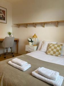 En eller flere senge i et værelse på 2 bed with garden near city centre & beach, free parking