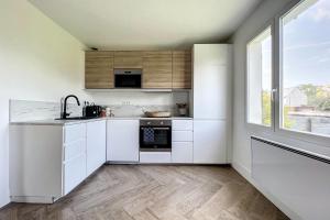 Dapur atau dapur kecil di Spacious house 300m from the beach +15 gambar