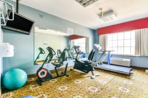 Centrul de fitness și/sau facilități de fitness de la OYO Townhouse Oklahoma City Airport +38 fotografii