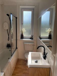 Et badeværelse på 2 bed with garden near city centre & beach, free parking