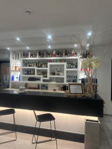 eine Bar mit zwei Stühlen und einem Laptop auf der Theke in der Unterkunft Hotel La Pergola in Bellaria-Igea Marina