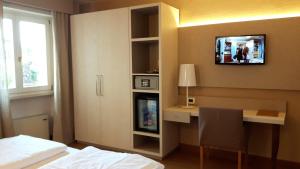 TV a/nebo společenská místnost v ubytování Hotel Galvani
