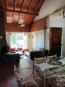 a living room with a couch and a table and chairs at Alojamiento casaquinta en Ezeiza in La Unión